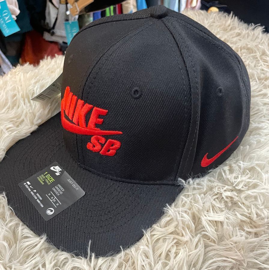 Bone Nike SB Preto E Vermelho