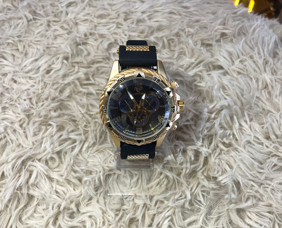 Relógio Dourado e Preto preto