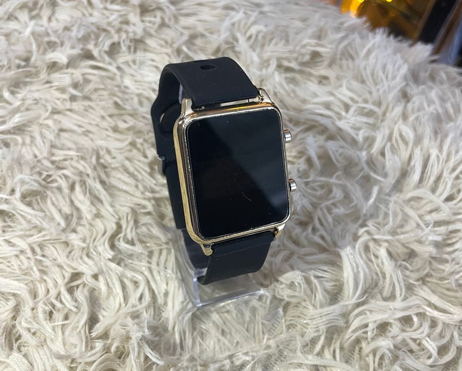 Relógio Digital Dourado E Preto
