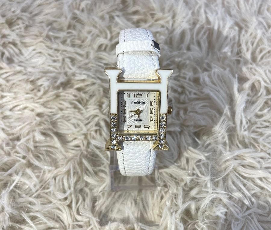 Relógio Branco e Dourado com Strass