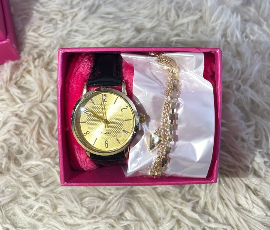 kit Relógio Dourado e Preto com Pulseira de Coração