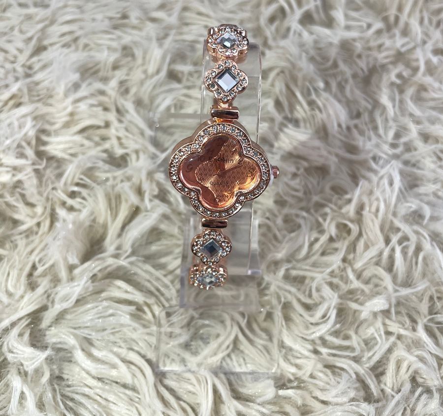 Relógio rose Gold Formato Trevo com Strass