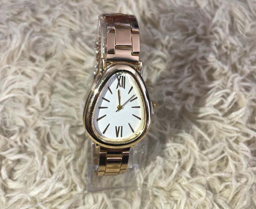 Relógio Rose Gold Formato Oval com Números Romanos