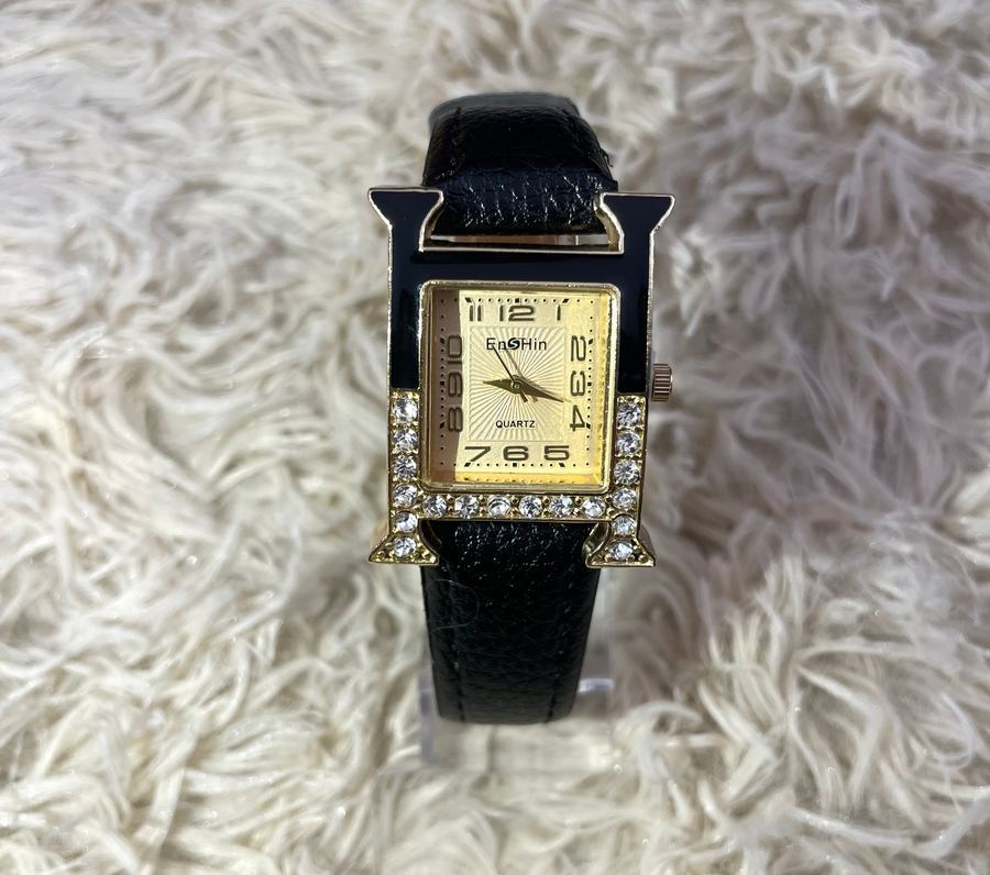 Relógio Preto e Dourado Formato H com Strass