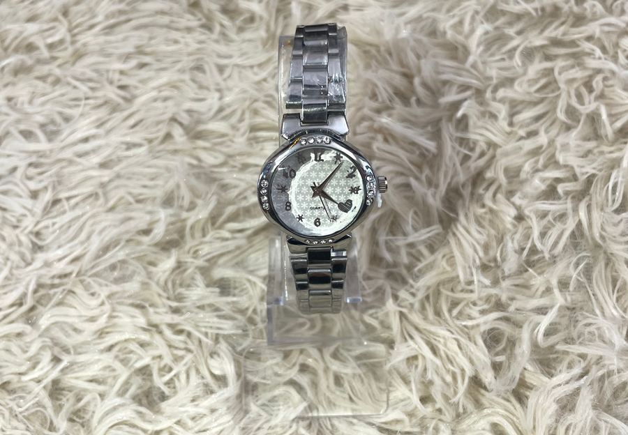 Relógio Prateado com Strass e Detalhe de Coração